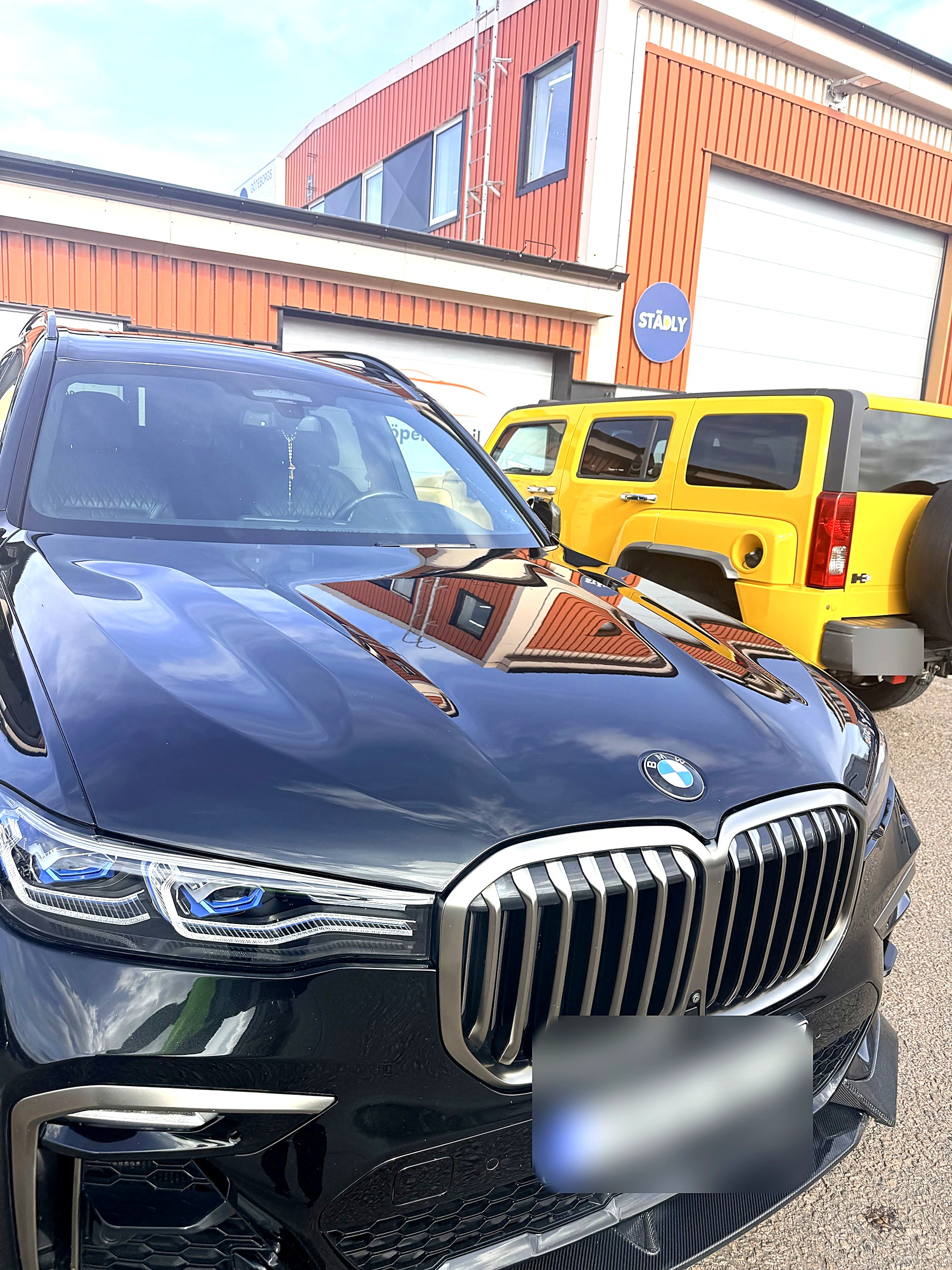 Svart BMW framför Klarvy i Bilservice